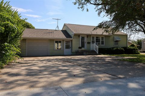 Homes For Sale - 603 1st Avenue<br/> Altoona, IA 50009