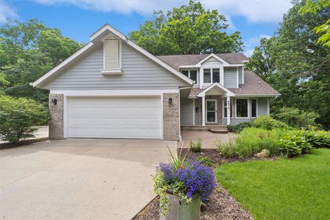 Homes For Sale - 6913 NE Berwick Drive<br/> Ankeny, IA 50021