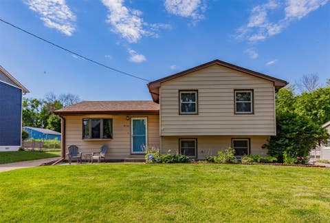 Homes For Sale - 4133 E Madison Avenue<br/> Des Moines, IA 50317