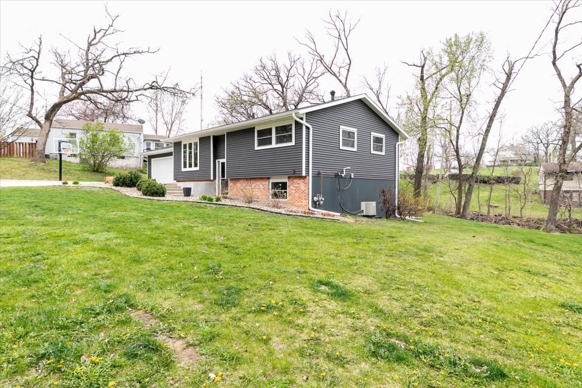 103 Emerson Hough Drive, Newton, Iowa image 3