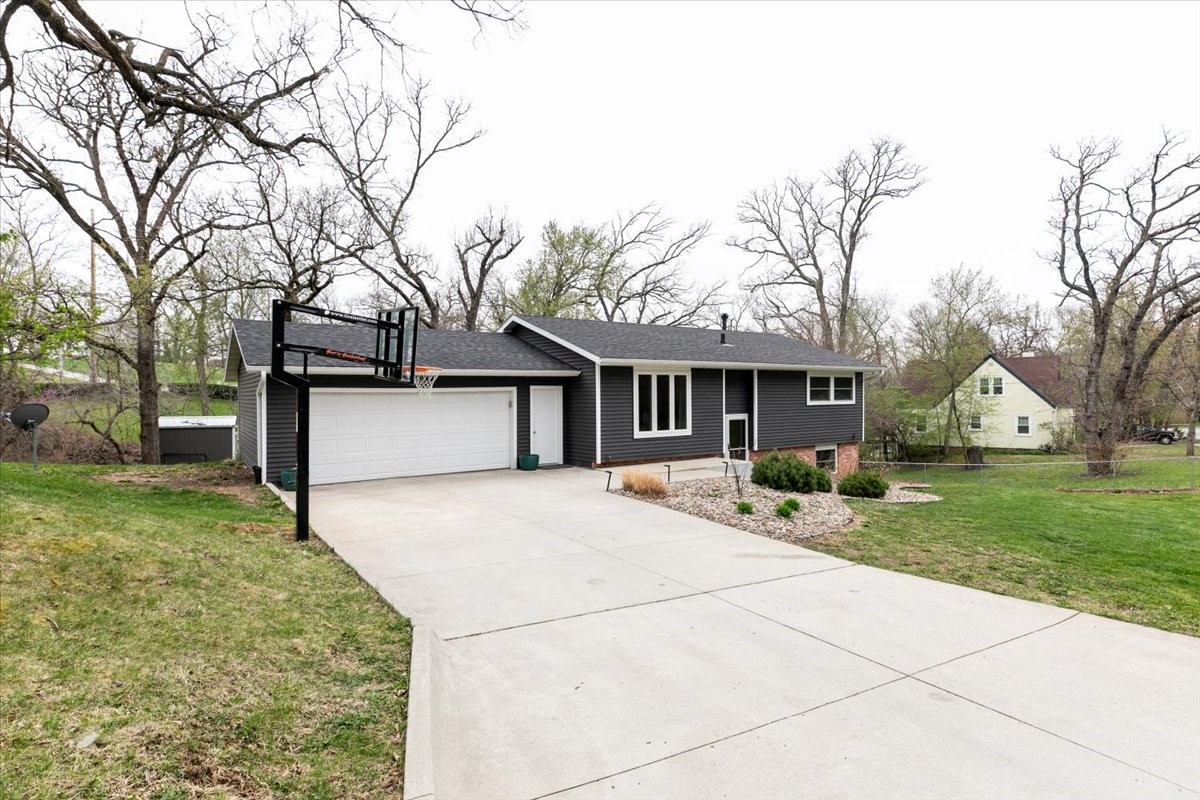 103 Emerson Hough Drive, Newton, Iowa image 2