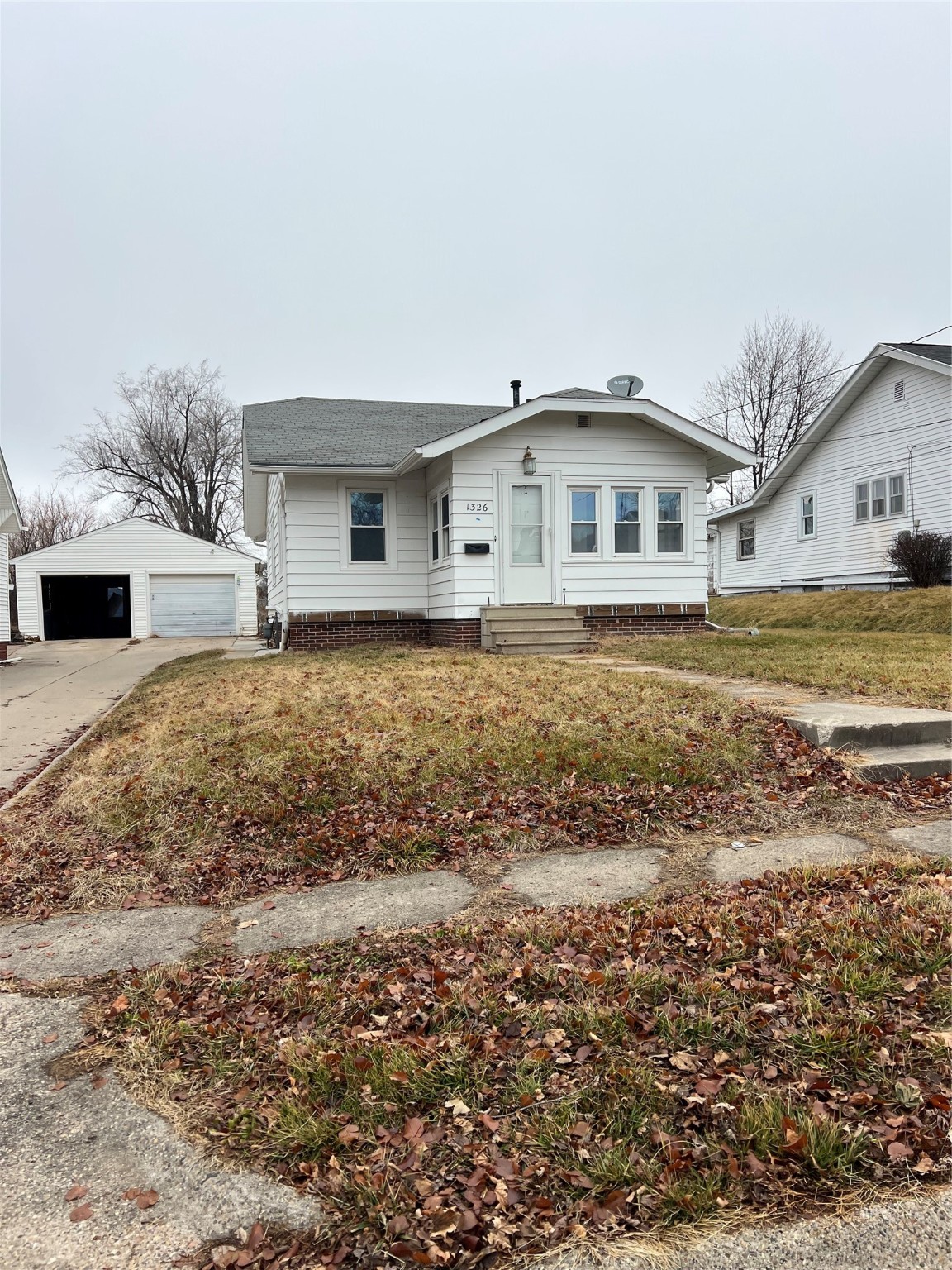 1326 Crescent Drive, Newton, Iowa image 1