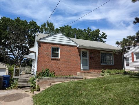 Single Family Residence in Des Moines IA 513 Pleasant View Drive.jpg