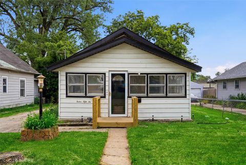 Homes For Sale - 1252 E 23rd Street<br/> Des Moines, IA 50317