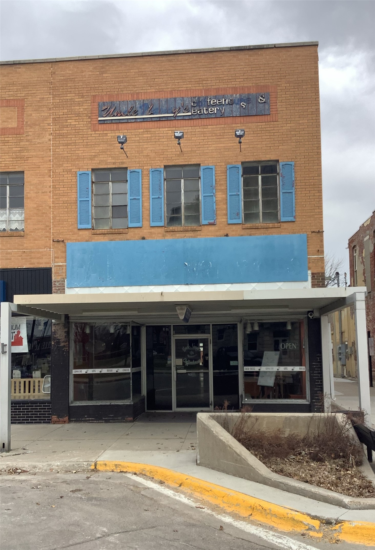 Photo 1 of 13 — 114 N 2nd Avenue W, Newton, IA 50208