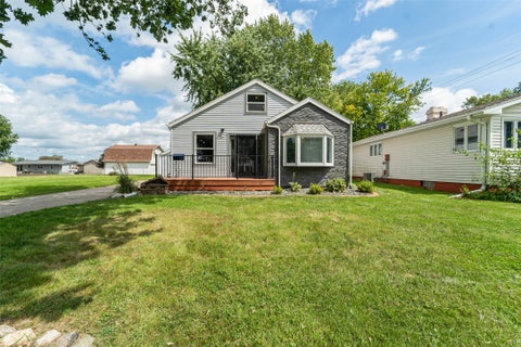 Homes For Sale - 811 13th Street<br/> Nevada, IA 50201