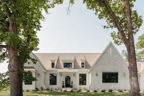 Homes For Sale - 3618 Oakmont Court<br/> West Des Moines, IA 50265