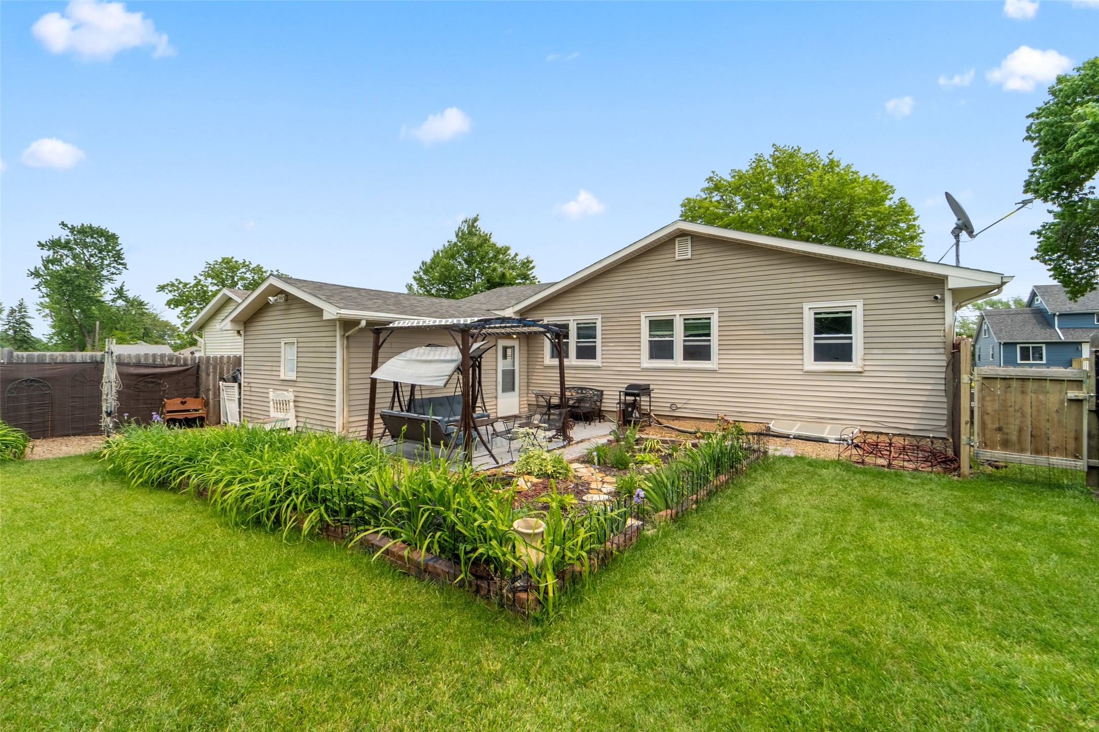 327 E 11th Street, Newton, Iowa image 34