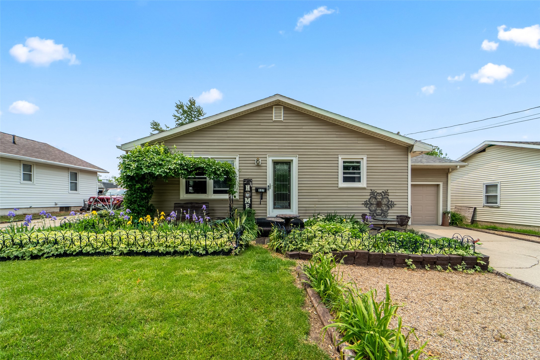 327 E 11th Street, Newton, Iowa image 2