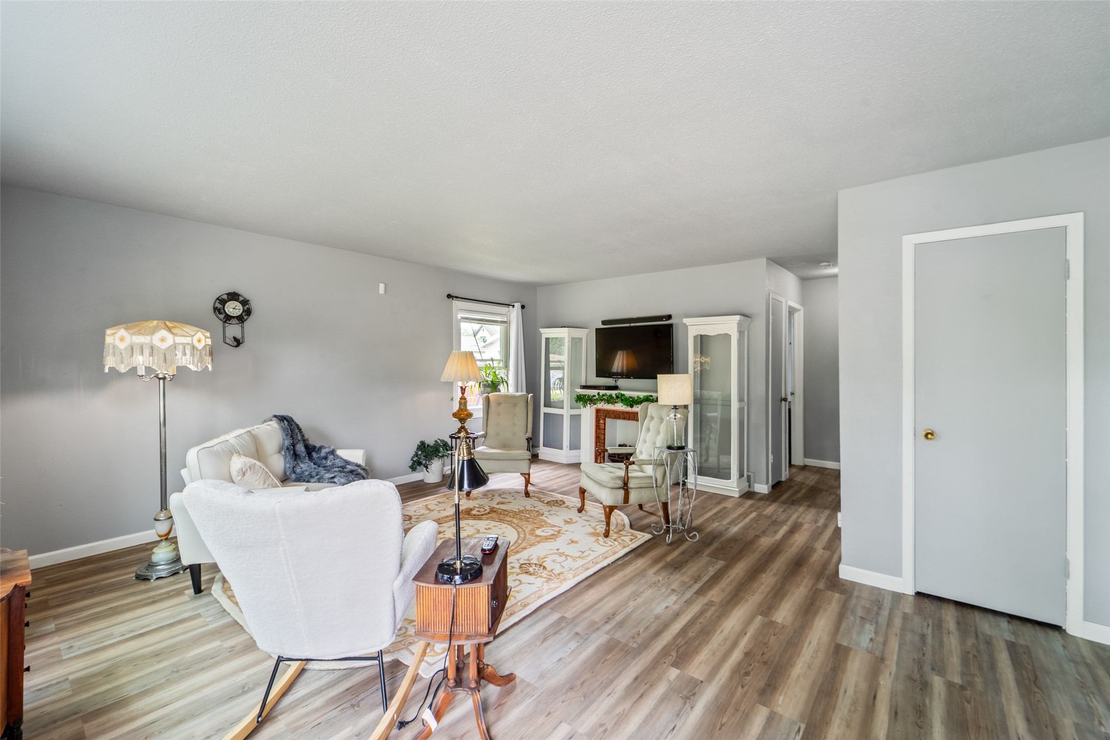 327 E 11th Street, Newton, Iowa image 3
