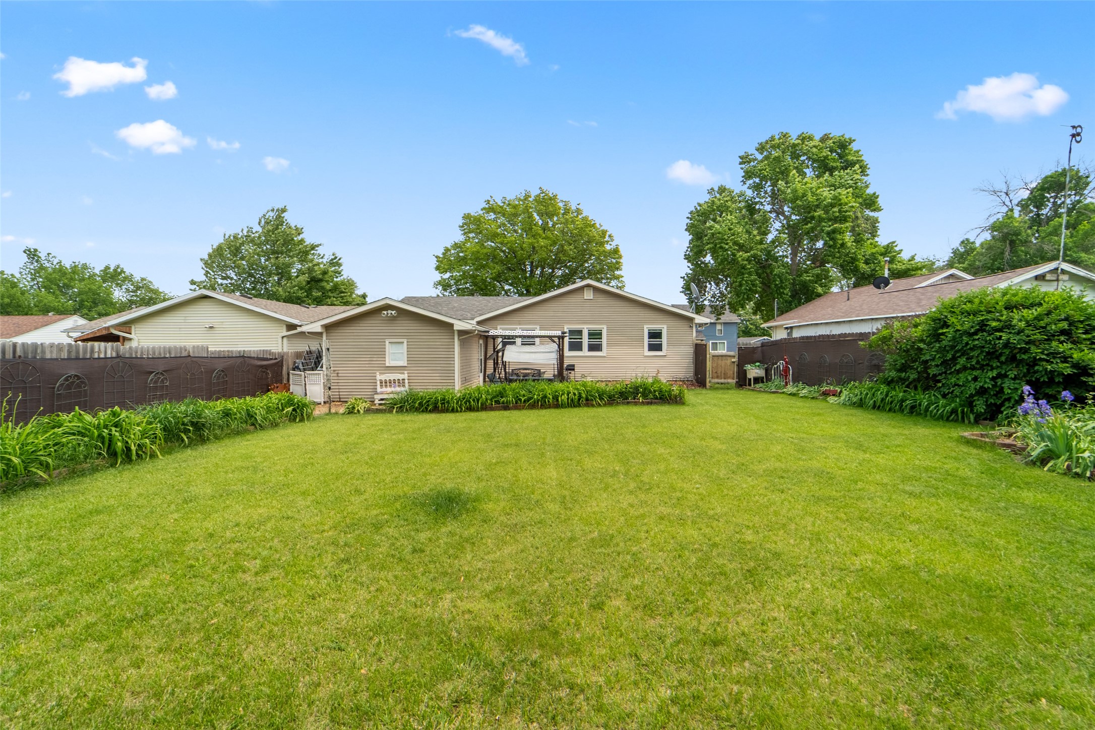 327 E 11th Street, Newton, Iowa image 33