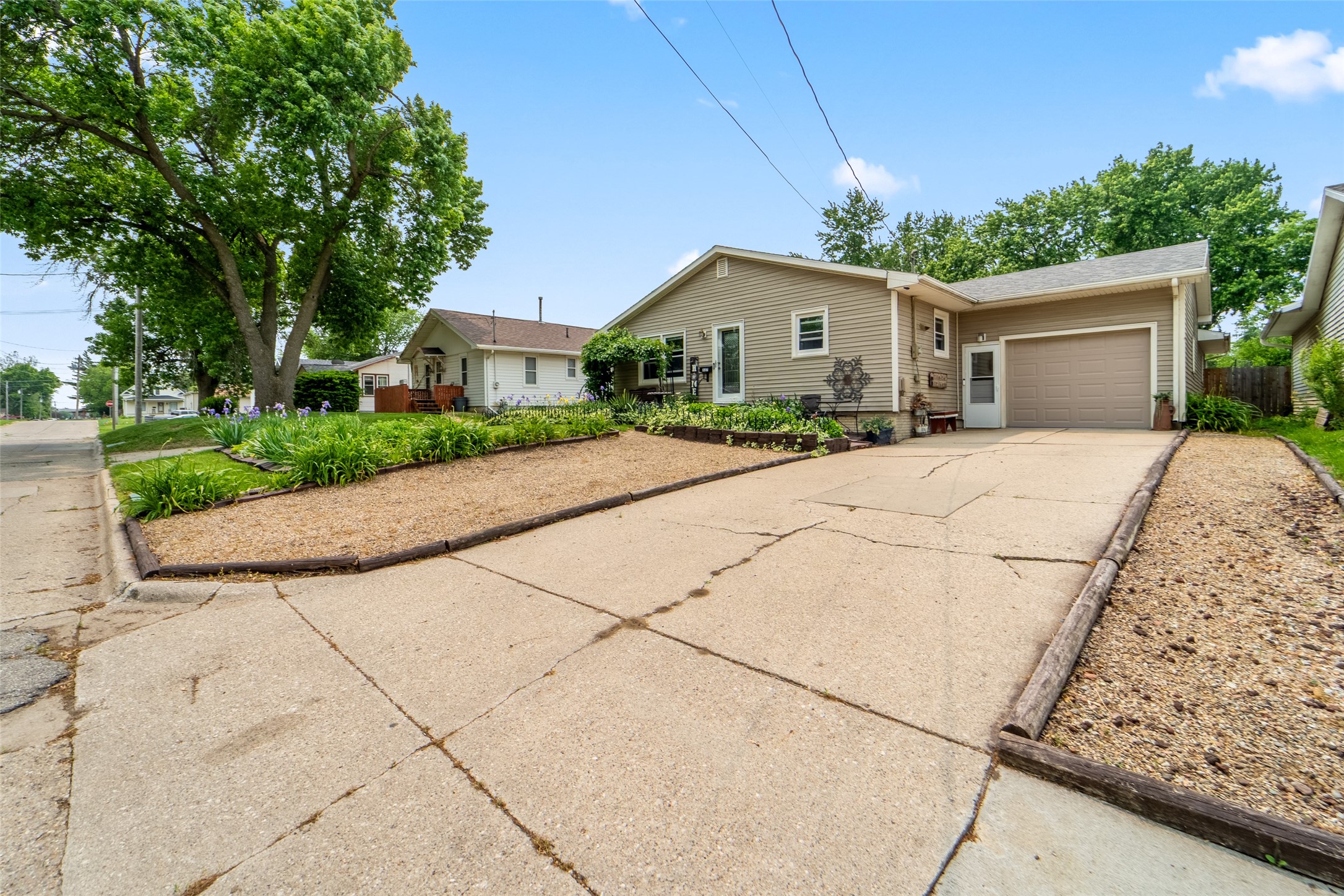 327 E 11th Street, Newton, Iowa image 1