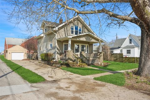 Homes For Sale - 210 N 4th Street<br/> Knoxville, IA 50138