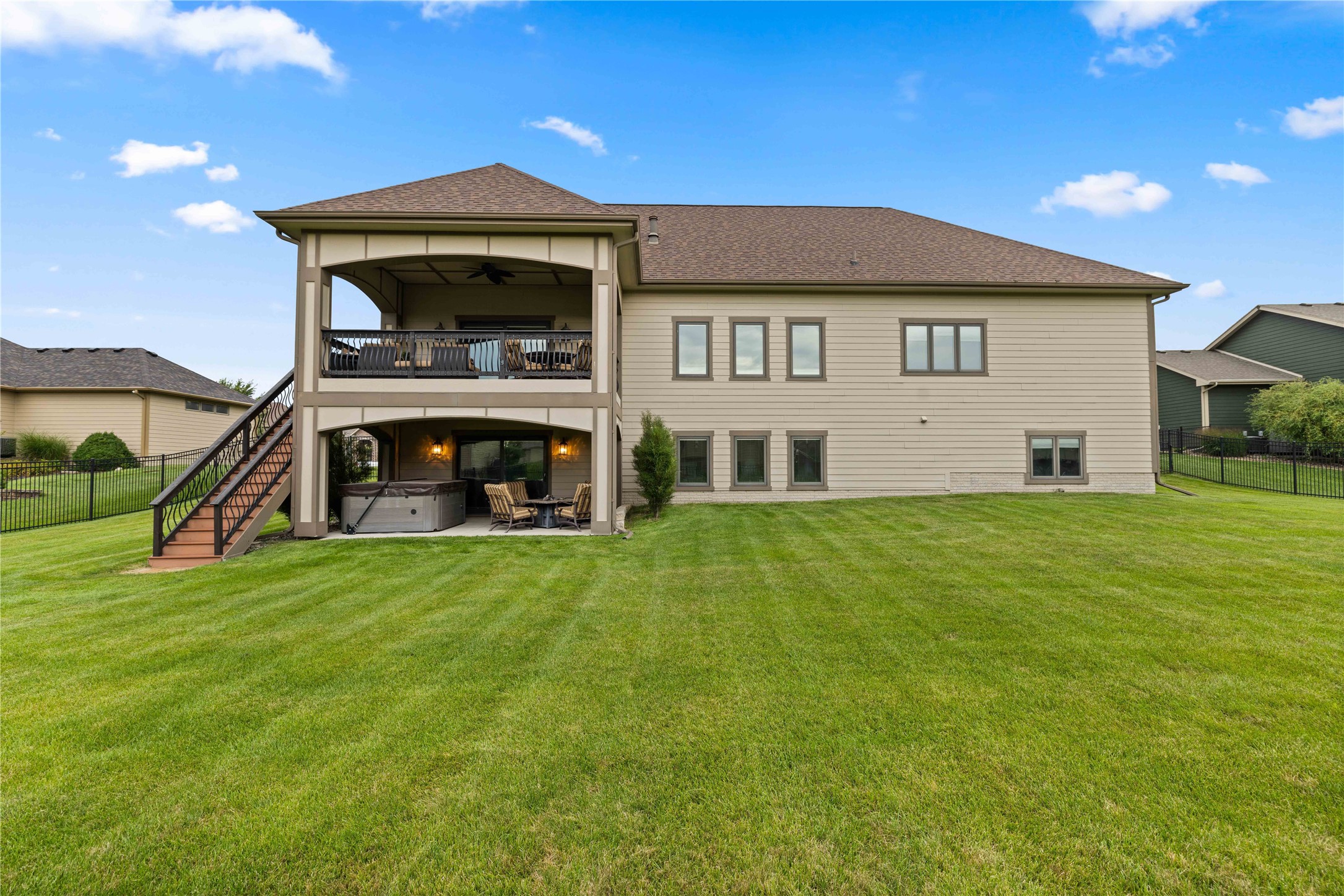612 Stonegate Court SW