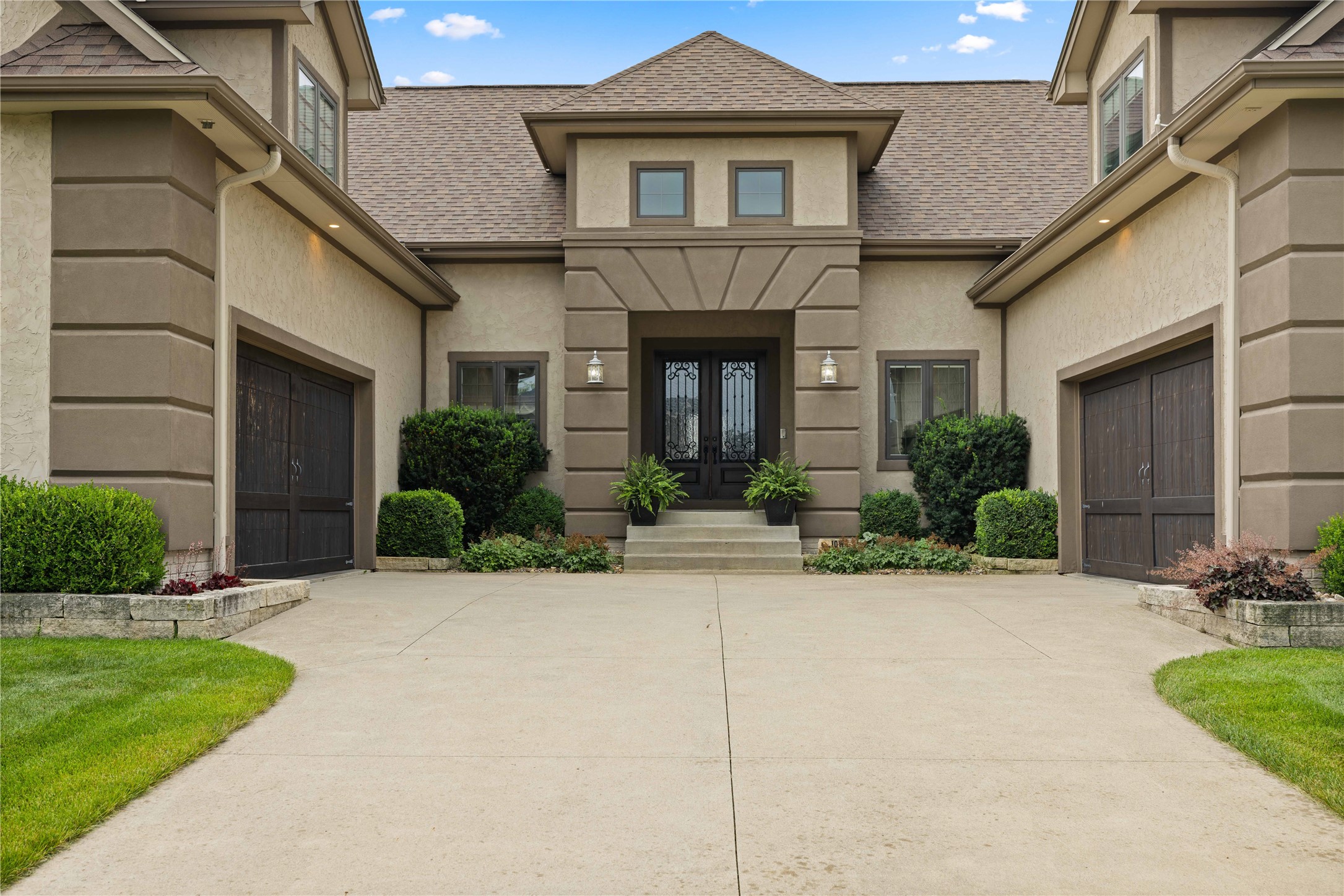 612 Stonegate Court SW