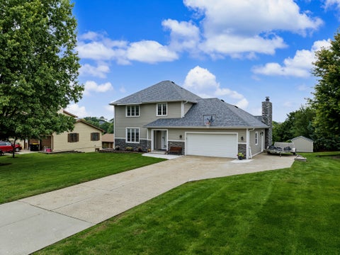 Homes For Sale - 818 SE Walnut Ridge Drive<br/> Waukee, IA 50263