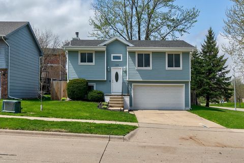 Homes For Sale - 3200 SE 22nd Court<br/> Des Moines, IA 50320