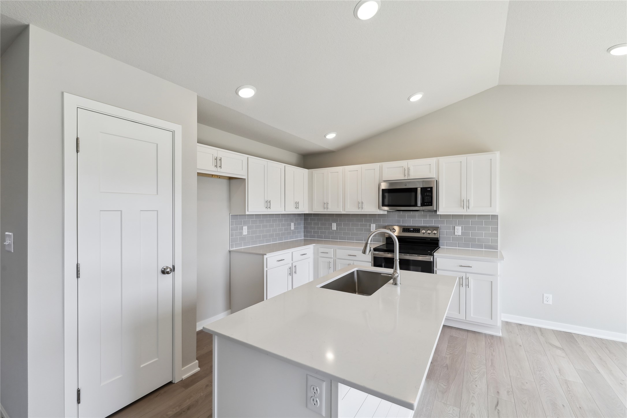 18026 Alpine Drive, Clive, Iowa image 4