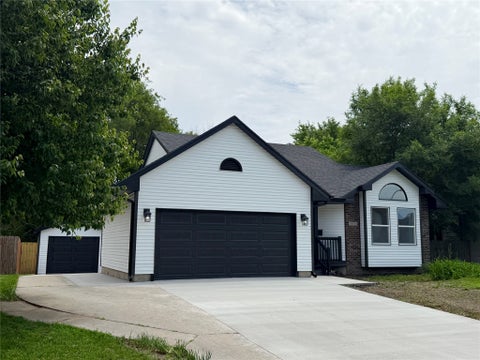 Homes For Sale - 3635 E 43rd Court<br/> Des Moines, IA 50317