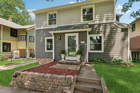 Homes For Sale - 3217 Cottage Grove Avenue<br/> Des Moines, IA 50311