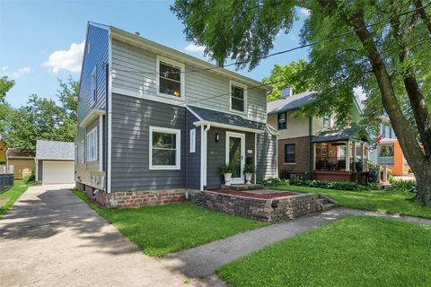 Homes For Sale - 3217 Cottage Grove Avenue<br/> Des Moines, IA 50311