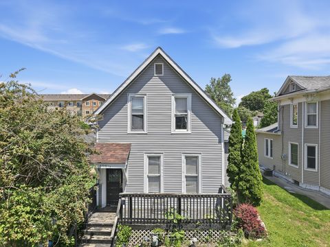 Homes For Sale - 408 1/2 E Linn Street<br/> Marshalltown, IA 50158