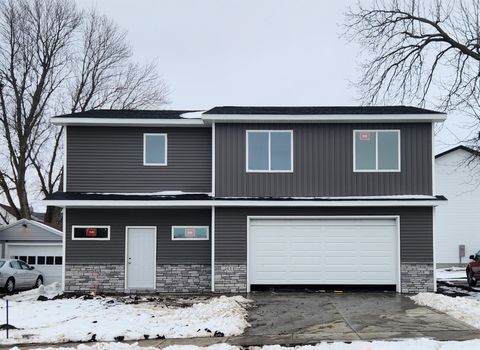 Homes For Sale - 411 N 3rd Avenue<br/> Jasper County, Newton, IA 50208