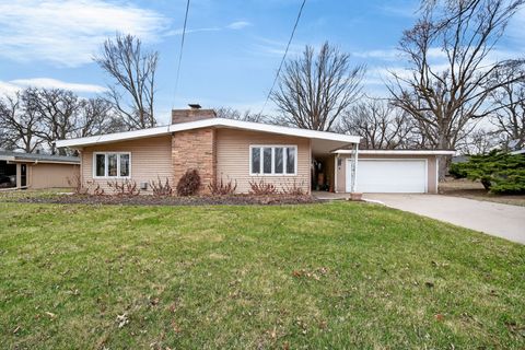 Homes For Sale - 1511 Lewis Avenue<br/> Des Moines, IA 50315