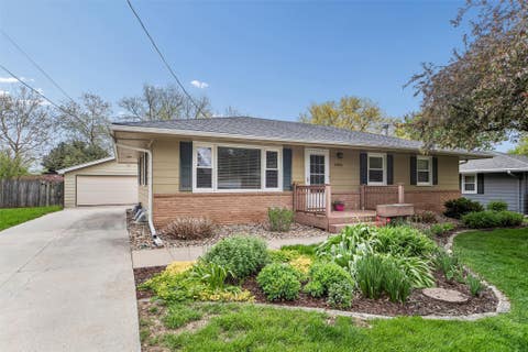 Homes For Sale - 3905 83rd Street<br/> Urbandale, IA 50322