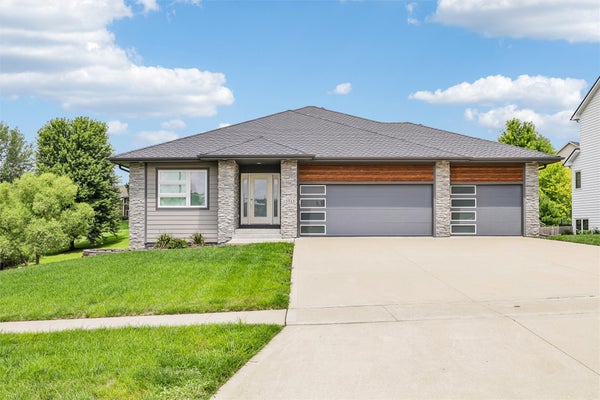 15915 AURORA AVE, URBANDALE, IA 50323 - Image 4010b6b9060f011c8de444b6219fb240/4264807603
