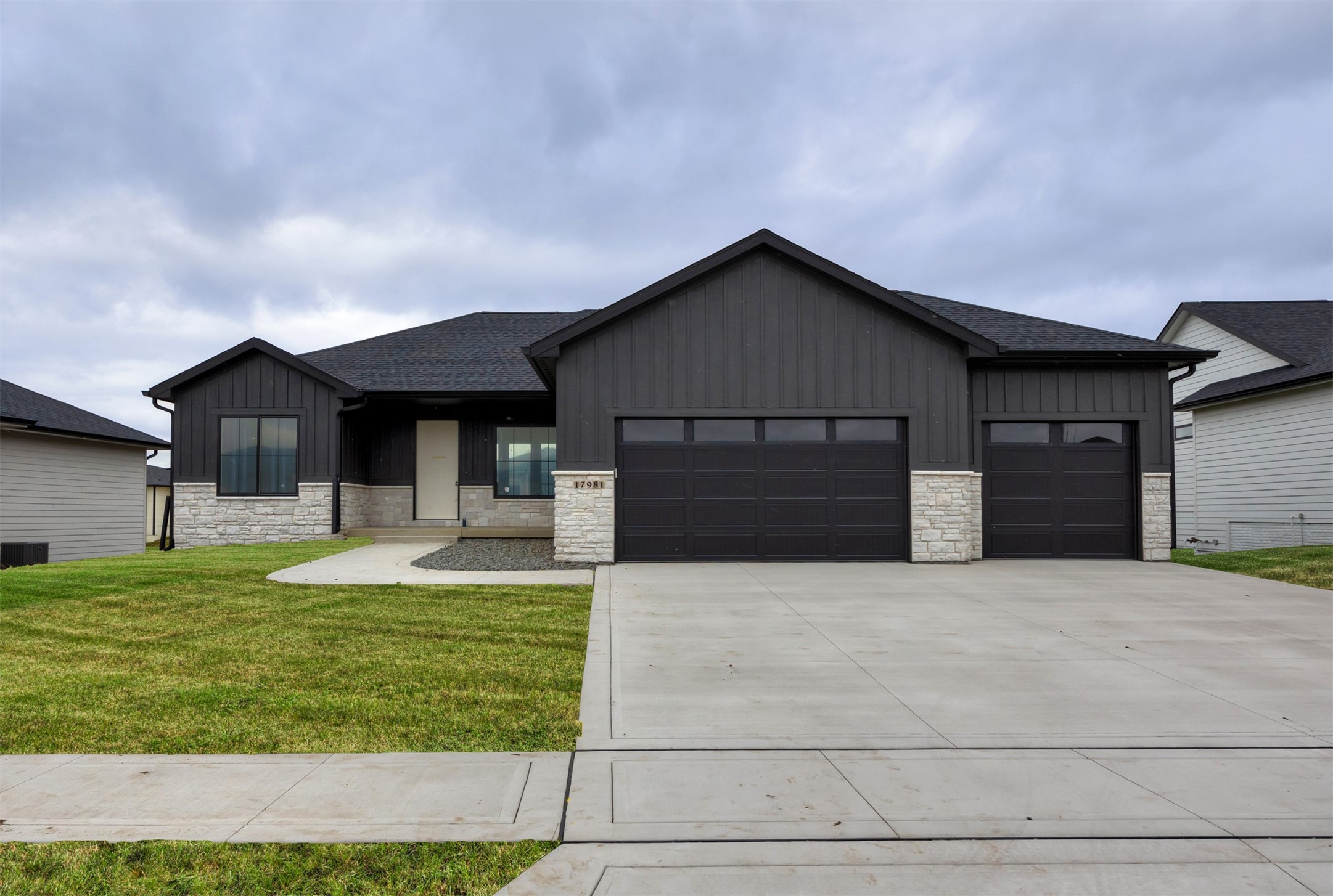 17981 Hammontree Circle, Clive, Iowa image 2