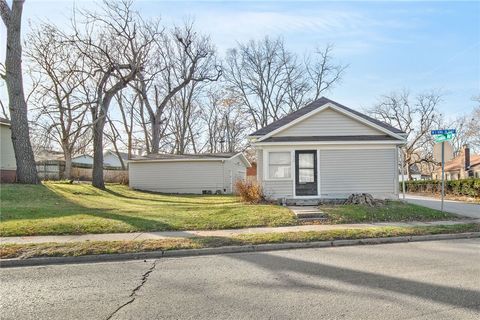 Single Family Residence in Des Moines IA 1820 Martin Luther King Jr Parkway.jpg