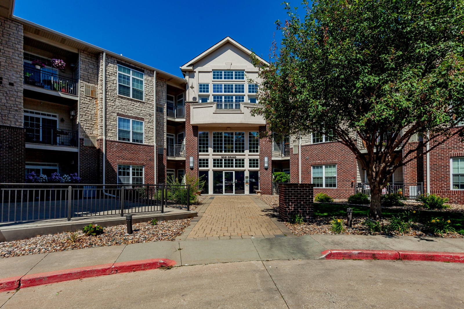 3031 Grand Avenue #215, Des Moines, Iowa image 1