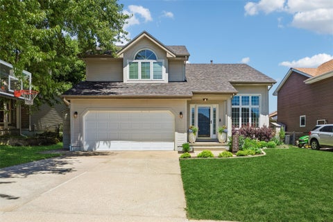 Homes For Sale - 6805 Brookview Drive<br/> Urbandale, IA 50322