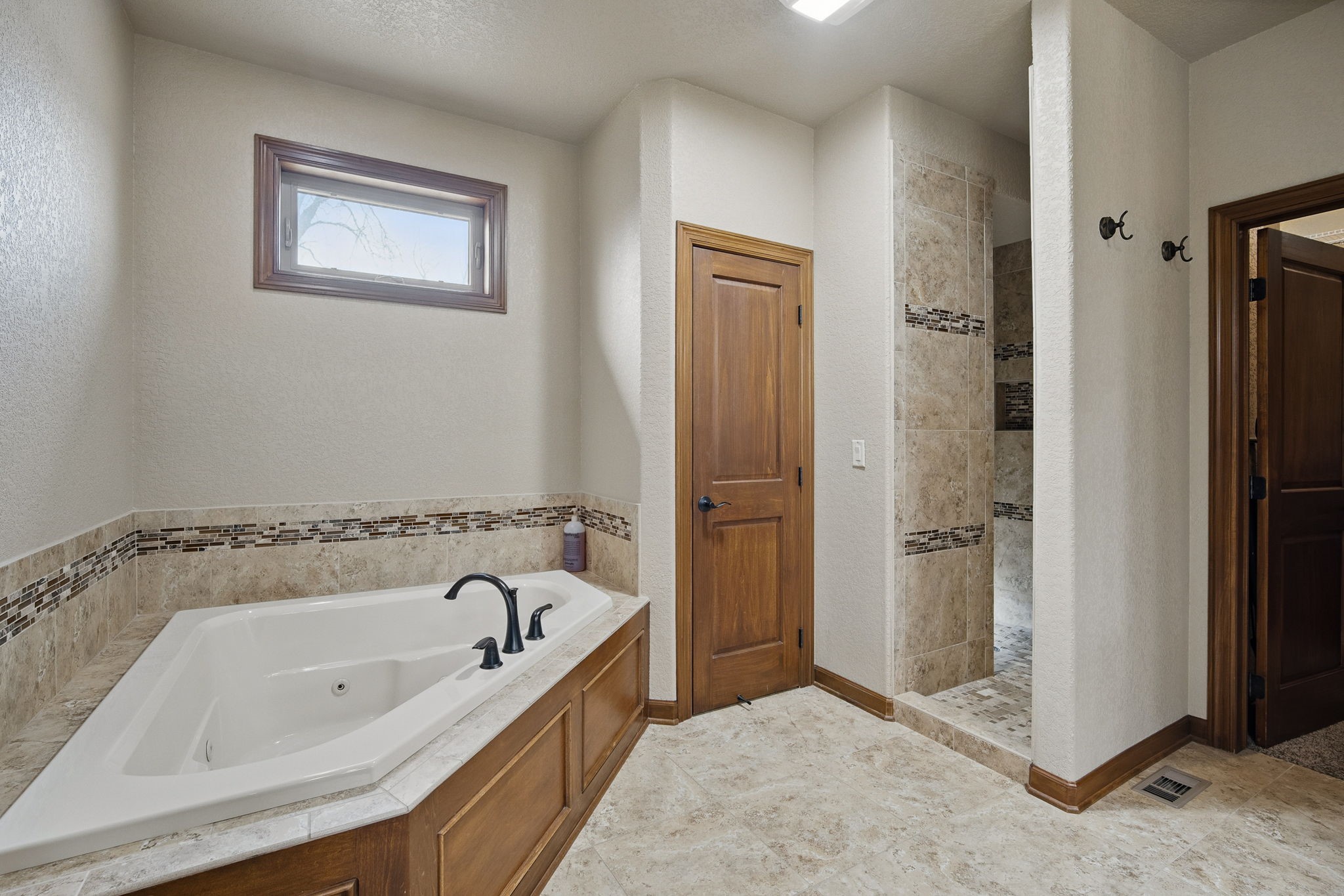 7401 NW 107th Street, Johnston, Iowa image 21