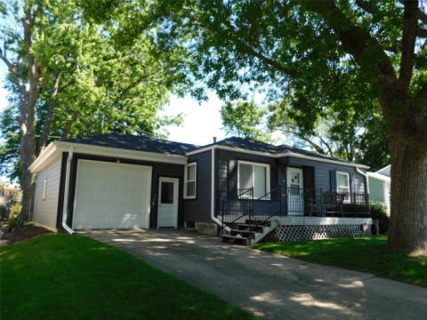 Homes For Sale - 2004 S 3rd Avenue<br/> Newton, IA 50208