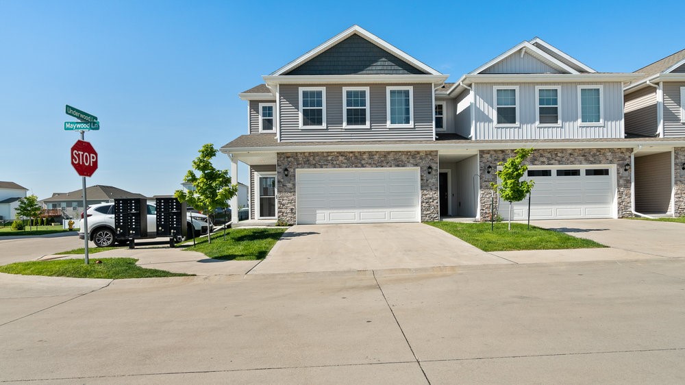 1057 Maywood Lane, Waukee, Iowa image 2