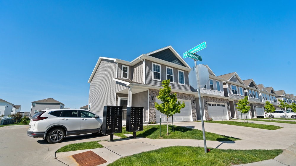 1057 Maywood Lane, Waukee, Iowa image 3