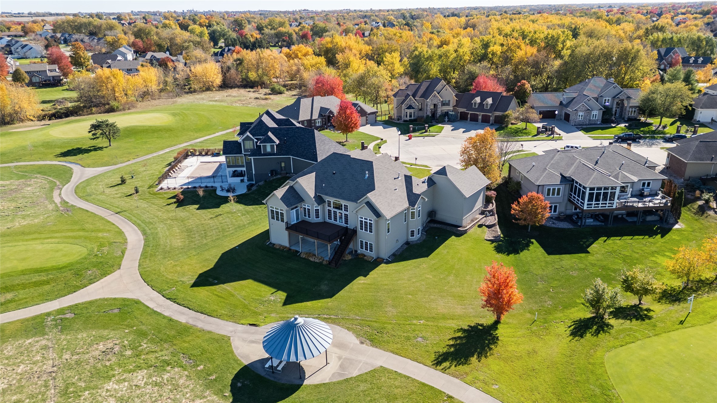 716 NE Pinnacle Court