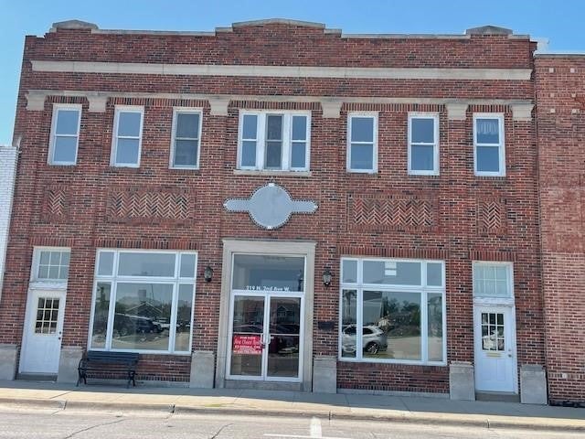 Photo 1 of 34 — 219 N 2nd Avenue W, Newton, IA 50208