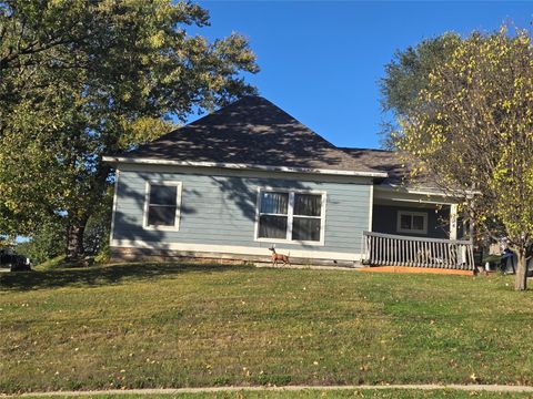 224 N 9th Avenue W Newton IA 50208