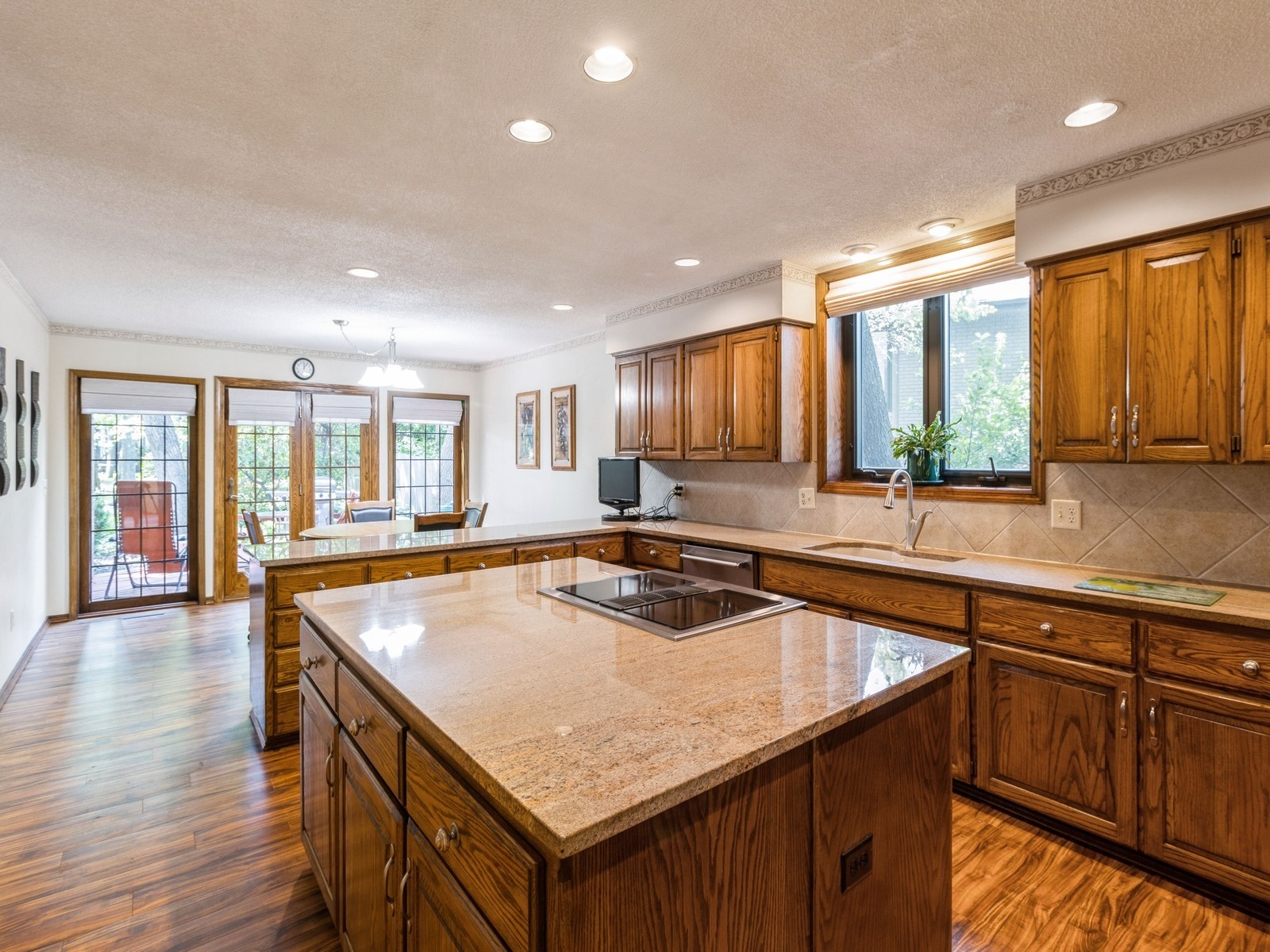 7016 Rocklyn Circle, Urbandale, Iowa image 3