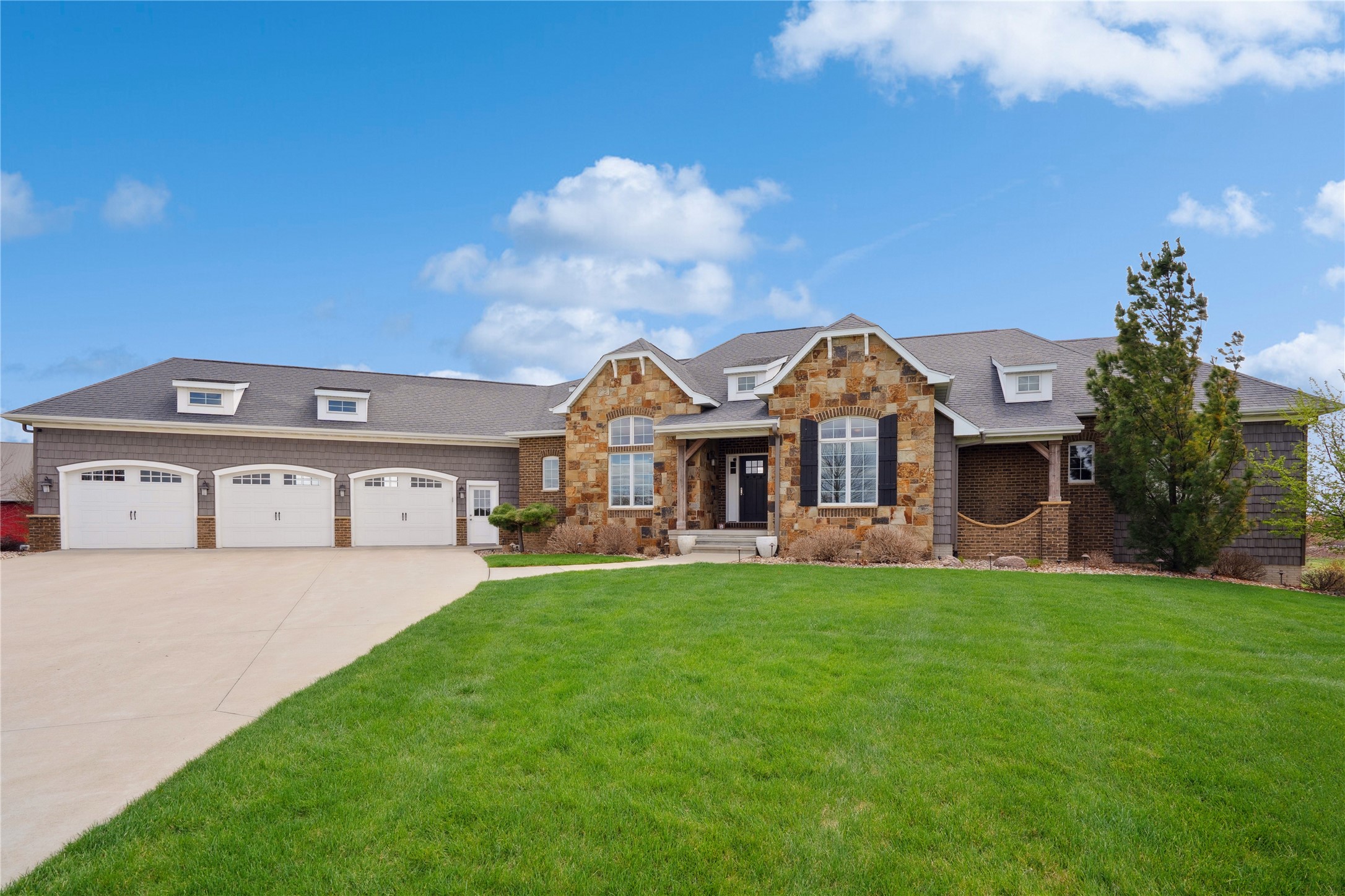 2492 55th Street, Vinton, Iowa image 1