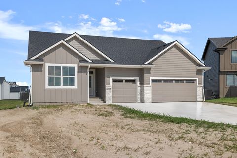 Homes For Sale - 2513 NW Cedarwood Court<br/> Ankeny, IA 50023