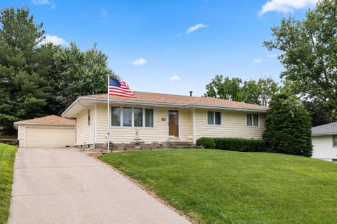 Homes For Sale - 4601 Fairview Drive<br/> Pleasant Hill, IA 50327