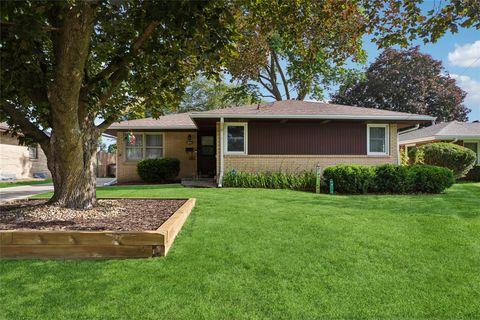 Homes For Sale - 1705 Hillside Street<br/> West Des Moines, IA 50265