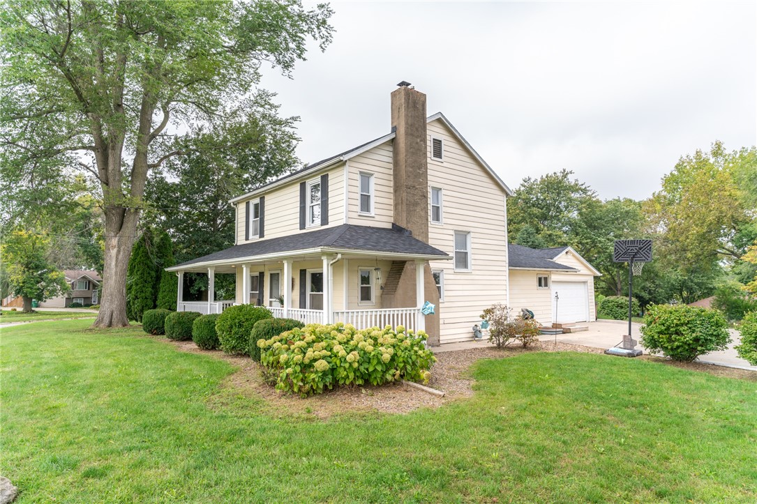 Photo 1 of 29 — 807 4th Street SW, Altoona, IA 50009