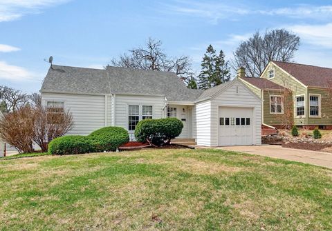 Homes For Sale - 2824 35th Street<br/> Des Moines, IA 50310