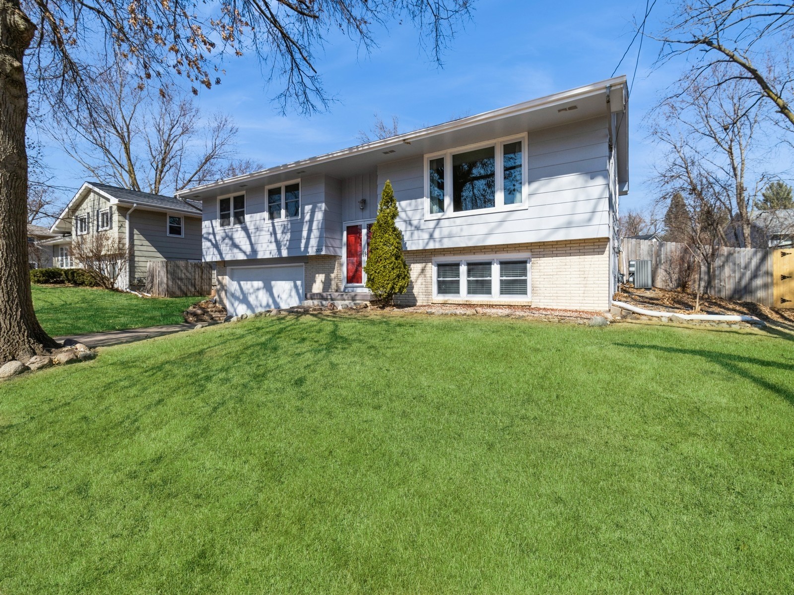 3215 Sylvania Drive, West Des Moines, Iowa image 2