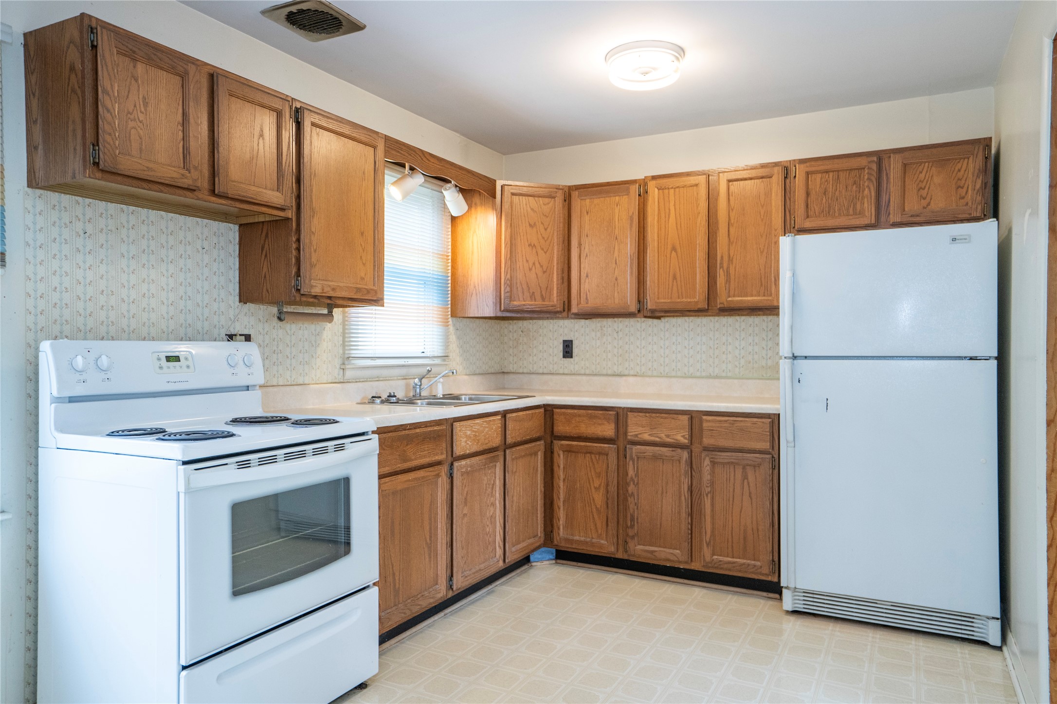609 E 25th Street, Newton, Iowa image 6